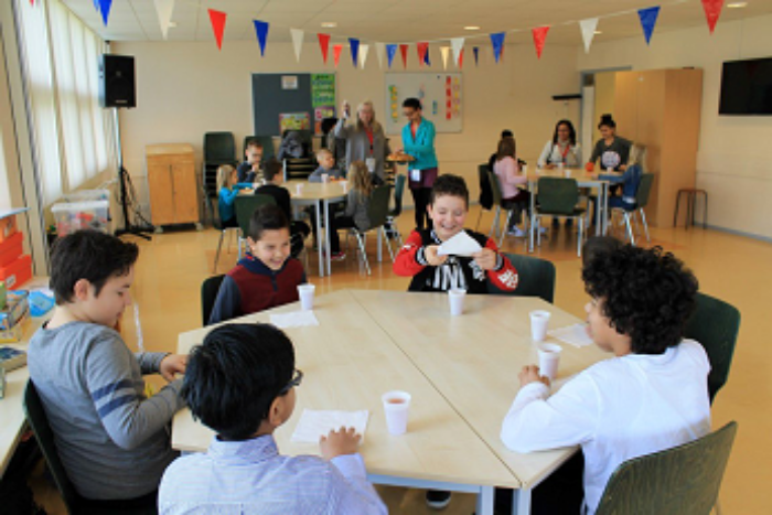 Kids bij elkaar doen dingen